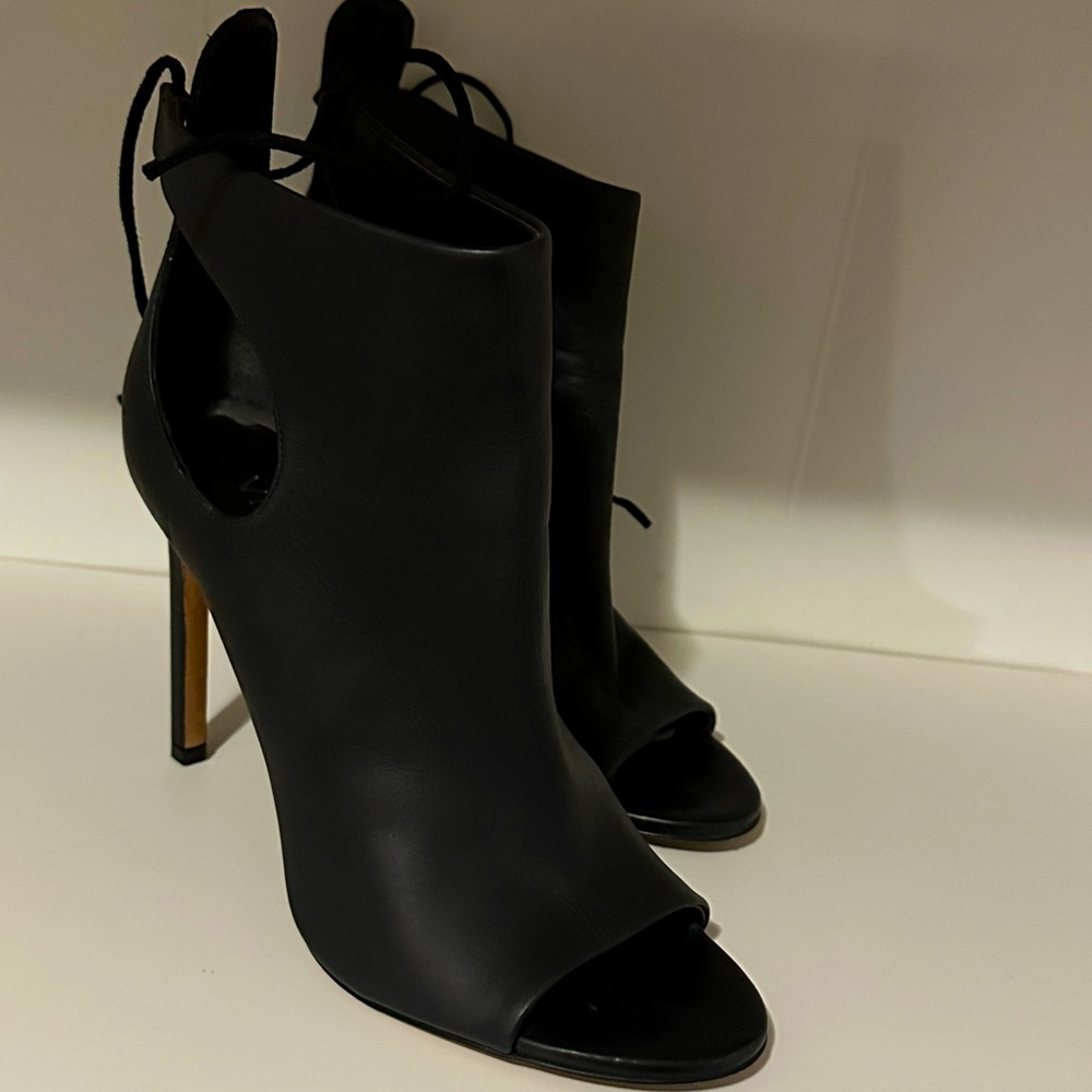 Vince size: 7.5 black classic designer heels